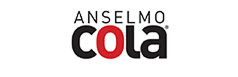 Logo Anselmo Cola: Le mot ANSELMO en noir, et COLA en noir avec le 'O' en rouge vif, incluant le symbole ®.