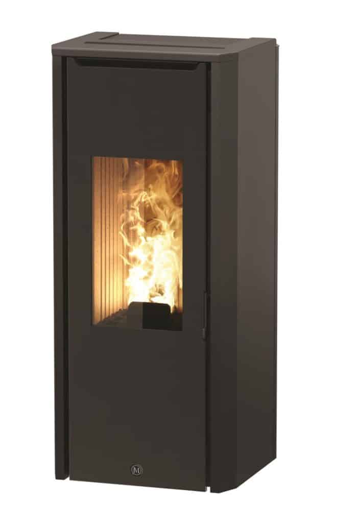 Poêle à granulés moderne anthracite avec flammes vives visibles à travers la vitre. Design épuré, logo 'M' discret en bas. Appareil de chauffage autonome.