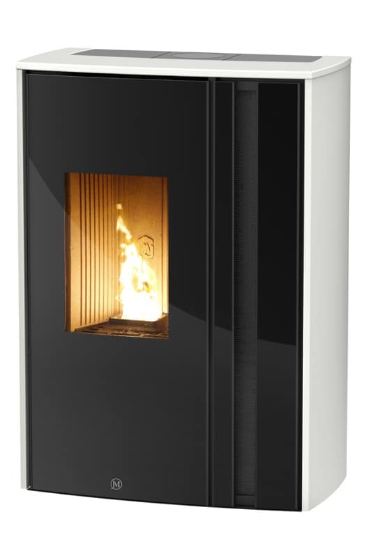 Poêle à granulés blanc moderne avec façade noire et foyer vitré laissant apparaître des flammes. Logo 'M' discret en bas.