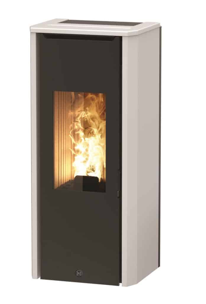 Poêle à granulés moderne blanc et noir avec vitre. Flammes vives visibles et logo 'M' sur la façade. Appareil de chauffage élégant et efficace.
