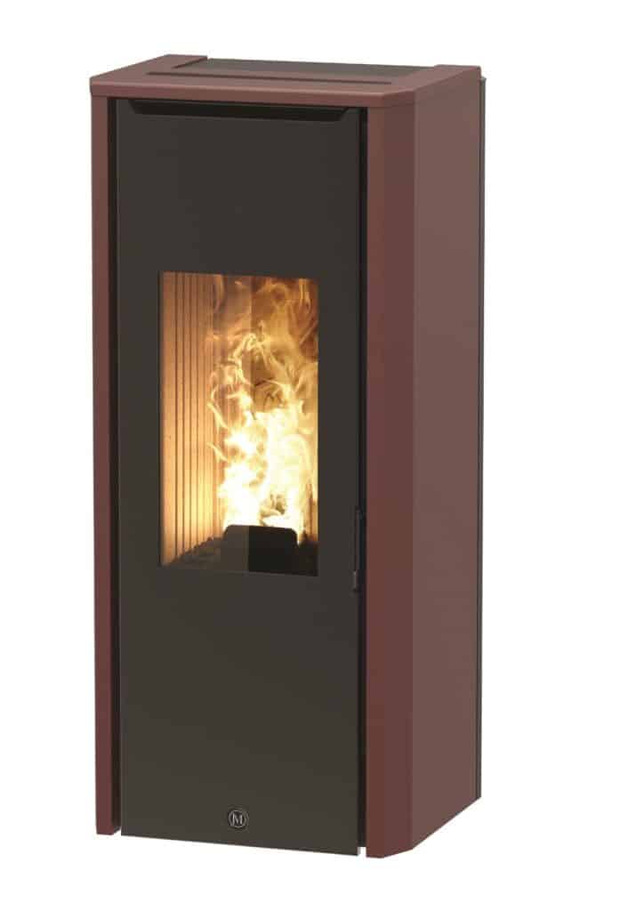 Poêle à granulés moderne rouge-brun avec façade noire vitrée, montrant des flammes vives. Un logo 'M' est visible sur le bas. Chauffage efficace.