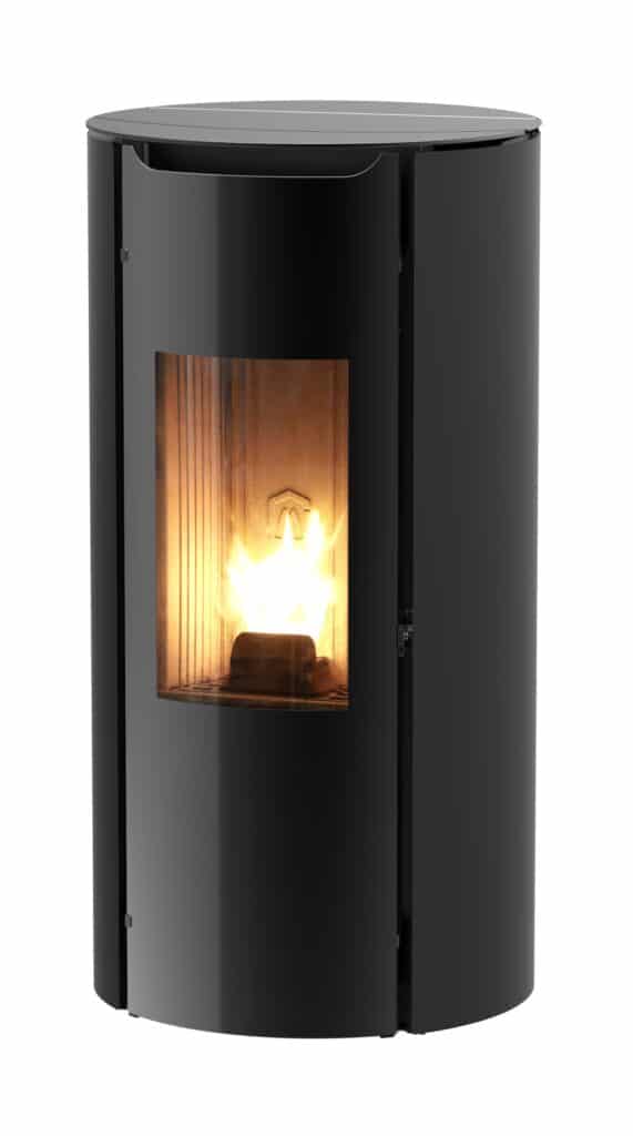 Poêle à granulés noir cylindrique et moderne avec flamme vive visible à travers la vitre frontale.